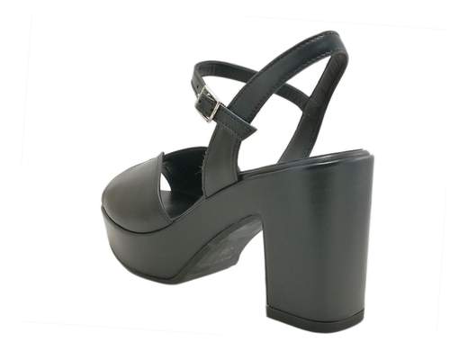 Sandali tacco alto Gianmarco Sorelli 2036/Vera in pelle nappa con plateau. Eleganza, comfort e artigianalità Made in Italy.<br /><br />Hai detto tacco alto, ma il tuo piede ha già alzato bandiera bianca? Tranquilla, con i *Gianmarco Sorelli 2036/Vera* potete finalmente andare d’accordo.<br /><br />La fascia ampia in pelle nappa morbida avvolge con eleganza, mentre il cinturino alla caviglia regolabile ti regala stabilità anche nelle giornate più... movimentate. Interno in pelle, sottopiede imbottito e tanta voglia di non rinunciare mai allo stile.<br /><br />Il tacco a blocco da 9 cm sembra alto? Lo è. Ma il plateau da 2,5 cm fasciato in pelle ti fa guadagnare centimetri senza sacrificare il comfort. E la suola in gomma antiscivolo fa il resto.<br /><br />Perfetti per cerimonie, serate eleganti o look sofisticati da giorno: questi sandali con tacco alto in pelle Made in Italy dimostrano che l’altezza… può andare perfettamente a braccetto con la comodità.