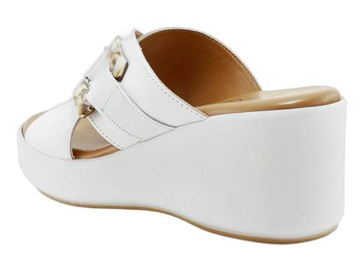 Ciabatte donna CINZIA Soft con zeppa 6,5 cm e plateau 2,5 cm. Fasce incrociate in pelle e comfort imbattibile. Provale ora!<br /><br />Ciabatta zeppa donna CINZIA Soft TS61324 001.<br />Un modello che unisce stile e comodità, perfetto per chi non rinuncia a un tocco grintoso anche nelle giornate più casual.<br /><br />Le fasce incrociate in morbida pelle, impreziosite da un elegante dettaglio maculato, donano carattere e personalità ad ogni outfit. Il sottopiede, generosamente imbottito, assicura un comfort che dura tutto il giorno.<br /><br />Il fondo zeppa in tinta, alto 6,5 cm e bilanciato da un plateau anteriore di 2,5 cm, slancia la figura senza rinunciare alla stabilità e alla praticità.<br /><br />Perfette per il tempo libero, la vacanza o una passeggiata rilassante: queste ciabatte saranno la tua scelta ideale per affrontare ogni occasione con stile e comodità. Non lasciartele sfuggire!