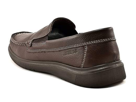 Eleva il tuo comfort e stile con il mocassino uomo ENVAL Soft 3708011. Realizzato in morbida nappa bottalata castagno, offre una calzata comoda grazie al plantare in pelle Memory Foam estraibile. La suola in poliuretano Extra Flessibile garantisce una camminata senza sforzo. Questo mocassino Made in Italy unisce eleganza e praticità per un look impeccabile.