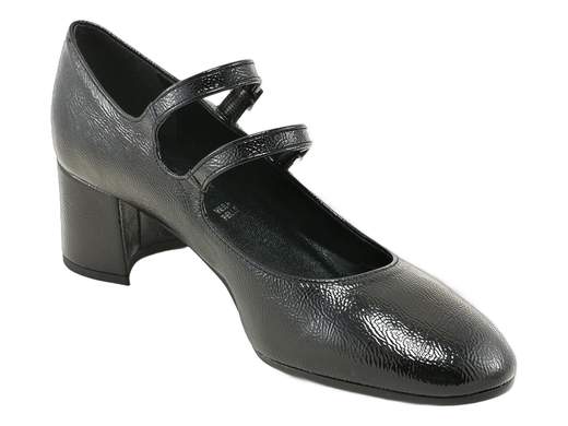Décolleté Cinzia Soft in vernice naplack con doppi cinturini e tacco comodo: eleganza Made in Italy da mattina a sera.<br /><br />Quando il fascino incontra la praticità, nascono le décolleté Cinzia Soft IC9117. Realizzate in morbida vernice naplack, conquistano al primo sguardo con i due cinturini regolabili e le fibbie luminose che regalano un tocco sofisticato e un’andatura sicura.<br /><br />Il sottopiede in pelle imbottito accoglie il piede in un abbraccio di comfort, mentre il tacco a blocco da 5 cm è l’alleato perfetto per slanciare senza stancare. La suola in cuoio sintetico con antiscivolo garantisce stabilità anche nei momenti più frenetici.<br /><br />Ideali per look eleganti e raffinati, dall’ufficio all’aperitivo, con il comfort che solo Cinzia Soft sa offrire. Ovviamente Made in Italy.<br /><br />Scopri ora il piacere di camminare con stile: aggiungile subito al carrello!