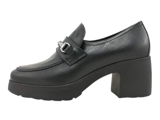 Scopri i Mocassini Donna NeroGiardini I411290D in pelle con tacco a blocco e accessorio metal brunito, comodi e versatili, su Laporta Calzature. Acquista ora!<br /><br />I Mocassini Donna NeroGiardini I411290D, disponibili su Laporta Calzature, sono la scelta perfetta per chi cerca eleganza e comfort in un’unica scarpa. <br />Realizzati in pregiata pelle con fodera in pelle, questi mocassini vantano un elegante accessorio metallico brunito che aggiunge un tocco chic. <br />Il tacco a blocco di 6,5 cm e il plateau di 2 cm regalano slancio senza sacrificare la comodità, mentre la suola in gomma antiscivolo ti accompagnerà con sicurezza in ogni momento della giornata. <br />Il plantare imbottito offre comfort extra, ideale per lunghe giornate in ufficio o per un look sportivo e casual. <br />Divertiti a mixare i tuoi outfit e rinnova il tuo guardaroba con stile: acquista ora su Laporta Calzature!