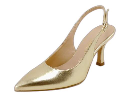 Décolleté slingback Nacrée in platino laminato con tacco spillo 7,5 cm e punta affusolata. Sottopiede imbottito e calzata leggera per il massimo comfort in cerimonia.