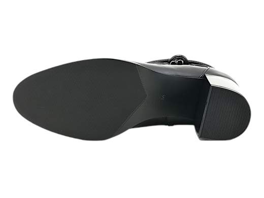 Scopri l'eleganza senza tempo con il tronchetto da donna Cinzia Soft ZA004. Realizzato in pregiata pelle nera e foderato con velluto caldo, questo tronchetto unisce stile e comfort. Il sottopiede imbottito assicura una piacevole sensazione al tatto mentre l'accessorio in pelle tubolare aggiunge un tocco di raffinatezza. La suola in gomma antiscivolo offre sicurezza ad ogni passo, completando il tacco comodo da 6,5 cm per un'eleganza senza compromessi. Rendi unico il tuo stile con il tronchetto Cinzia Soft ZA004, un'ode alla classe e al comfort.