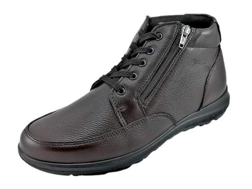 Stivaletti uomo in pelle marrone scuro, leggeri e ammortizzati, ideali per inverno, ufficio e uso quotidiano prolungato.<br /><br />Questi stivaletti da uomo uniscono comfort prolungato, praticità e uno stile caldo ed elegante, perfetto per la stagione invernale. La tomaia è realizzata in morbida pelle nappa bottalata color marrone scuro, raffinata e resistente, ideale per un utilizzo quotidiano sia in ambito lavorativo che nel tempo libero. La fodera in tessuto tecnico traspirante favorisce la dispersione del calore, mantenendo il piede asciutto anche dopo molte ore di utilizzo.<br /><br />La calzata risulta davvero comoda e confortevole grazie alla soletta estraibile e traspirante in pelle memory foam, che assicura ammortizzazione e supporto costante durante la camminata. La doppia chiusura con lacci e zip laterale permette una regolazione precisa del piede e una calzata rapida e pratica, ideale per chi cerca funzionalità senza rinunciare allo stile.<br /><br />Il fondo platform in poliuretano da 3 cm garantisce leggerezza, flessibilità e un efficace assorbimento degli urti, rendendo questi stivaletti adatti a lunghe camminate in comodità, anche quando il clima è rigido. Un modello versatile, perfetto per un uso pratico, casual e professionale, adatto anche all’ufficio grazie alla sua estrema leggerezza e al comfort costante.<br /><br />Una scelta sicura per affrontare l’inverno con eleganza sobria, comfort quotidiano e qualità Made in Italy.<br />Scopri ora un alleato affidabile per le tue giornate più intense.