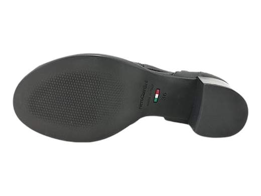 Tronchetto NeroGiardini E409760D: eleganza a tutta altezza!<br />Pelle micro forata, fodera interna, fibbia, sottopiede imbottito e tacco di 7 cm. Acquista subito!