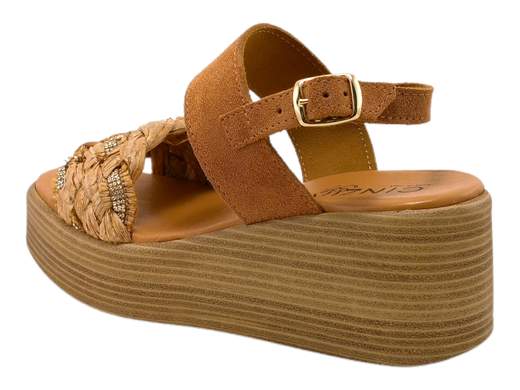 Scopri i Sandali CINZIA Soft CA386652 001 con fasce in camoscio e rafia intrecciata, comodi e stilosi, su Laporta Calzature. Acquista ora!<br /><br />I Sandali CINZIA Soft CA386652 001, disponibili su Laporta Calzature, combinano eleganza e comfort in un design ricercato. <br />La tomaia presenta due fasce, una in morbido camoscio e l'altra in rafia intrecciata del Brasile, che aggiungono un tocco esotico e sofisticato. Il cinturino posteriore con fibbia assicura una calzata stabile e personalizzabile. <br />La zeppa di 6 cm offre altezza e comodità, mentre il sottopiede imbottito in pelle garantisce il massimo comfort e stabilità per un uso prolungato. <br />Questi sandali, orgogliosamente Made in Italy, sono perfetti per aggiungere un tocco di classe a qualsiasi look estivo. <br />Non perdere l'occasione di rendere unico il tuo stile, acquista ora su Laporta Calzature!