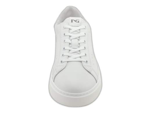 Sneakers uomo NeroGiardini in pelle bianca con sottopiede DryGo e fondo platform. Stile e comfort top. Scoprile ora!<br /><br />Sneakers uomo NeroGiardini E400240U, realizzate interamente in morbida pelle bianca per un look essenziale ma d'impatto. <br />Chiusura regolabile con lacci e fodera interna in pelle per una calzata piacevole tutto il giorno. <br />Il sottopiede in pelle, imbottito ed estraibile DryGo, assicura igiene e traspirabilità impeccabili. <br />Il fondo platform in gomma di 3,5 cm aggiunge slancio e comfort a ogni passo. <br />Un must-have maschile: grintose, versatili e raffinate per ogni outfit. Provale adesso!