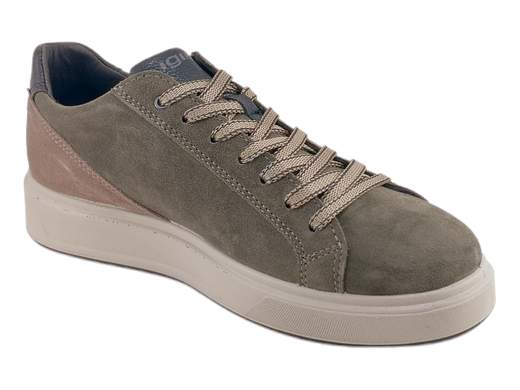 Sneakers in pelle scamosciata con zip laterale e suola ammortizzata. Comode per camminare a lungo, ideali per lavoro e uso quotidiano.<br /><br />Queste sneakers da uomo sono realizzate in pelle scamosciata color bosco/fango, una tonalità raffinata e versatile, perfetta per la stagione autunnale e invernale. La fodera interna in pelle assicura traspirabilità e comfort costante durante tutta la giornata.<br /><br />La calzata è comoda e stabile, grazie alla soletta estraibile in pelle imbottita, ideale anche per chi utilizza plantari personalizzati. La doppia chiusura con lacci a 7 fori e zip laterale permette una regolazione precisa del piede e una calzata rapida, pratica e sicura.<br /><br />Il fondo platform in poliuretano alto 3,5 cm è leggero, flessibile e ammortizzante: accompagna il passo in modo naturale e rende queste sneakers perfette per lunghe camminate, spostamenti urbani e utilizzo prolungato, anche in ufficio.<br /><br />Una sneaker pensata per chi cerca comfort reale, praticità quotidiana e stile sobrio, senza rinunciare alla qualità artigianale italiana.<br /><br />Sceglile ora per affrontare ogni giornata con comfort, praticità e uno stile sempre curato.