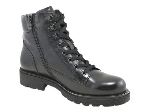 Anfibi uomo NeroGiardini in vera pelle con zip laterale e fondo carrarmato. Grintosi, comodi e traspiranti. Scopri su Laporta Calzature! Made in Italy. <br /><br />Gli anfibi NeroGiardini I400513U sono il perfetto alleato per affrontare l’inverno con stile e carattere. <br />Realizzati interamente in vera pelle, combinano un design grintoso e raffinato con la massima praticità. <br />La doppia chiusura con lacci e zip laterale garantisce una calzata facile e sicura, mentre il sottopiede imbottito estraibile DryGo assicura traspirabilità e igiene ottimali. <br />Il robusto fondo in gomma carrarmato offre stabilità anche nelle giornate più fredde e movimentate. <br />Perfetti per passare dal lavoro al tempo libero con un look combat ma elegante. <br />Scoprili su Laporta Calzature e porta il Made in Italy ai tuoi piedi!