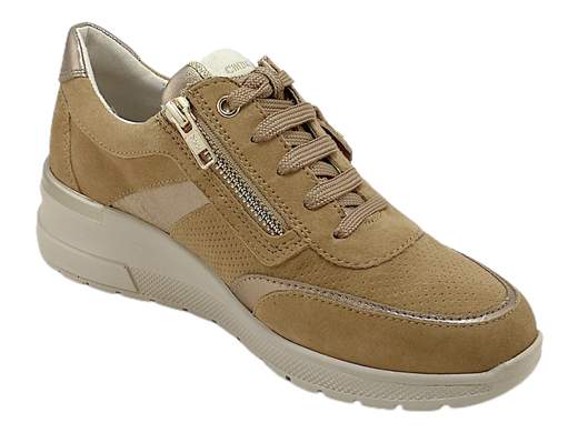 Scopri le Sneakers Donna CINZIA Soft IV419898 002 in pelle scamosciata con inserti laminati, comode e pratiche, su Laporta Calzature. Acquista ora!<br /><br />Le Sneakers Donna CINZIA Soft IV419898 002, disponibili su Laporta Calzature, offrono un mix perfetto di stile e praticità. <br />Realizzate in pelle scamosciata con eleganti inserti laminati, queste sneakers presentano una chiusura ottimizzata con lacci e due zip laterali, garantendo una calzata facile e veloce. <br />Il sottopiede imbottito estraibile in tessuto assorbente assicura un comfort eccezionale e la zeppa in gomma leggera di 4,5 cm aggiunge altezza senza sacrificare la comodità. <br />Ideali per completare qualsiasi look primaverile, queste sneakers combinano funzionalità e moda. <br />Non perdere l'occasione di aggiungere queste sneakers al tuo guardaroba, acquista ora su Laporta Calzature!