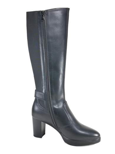 Stivali NeroGiardini in pelle nera e tessuto elastico, tacco 7 cm con plateau. Calzata comoda per camminare davvero, stile Made in Italy.<br /><br />Il mix pelle liscia e tessuto elastico sul retro non è solo questione di look: è pensato per accogliere gambe più robuste e rendere la calzata più facile, senza rinunciare a un’estetica pulita e raffinata, tipica del Made in Italy.<br /><br />Il cinturino con accessorio metallico logato alla caviglia aggiunge un dettaglio deciso, mentre la fodera in pelle e il sottopiede imbottito regalano un comfort che si sente già al primo passo. Non è un semplice tacco alto: il blocco da 7 cm è mitigato da un plateau di 1,5 cm, così l’altezza c’è ma il carico sulla pianta diminuisce. Risultato: cammini più a lungo senza sacrificare l’eleganza.<br /><br />La zip laterale interna rende la calzata pratica e veloce, la suola in gomma antiscivolo dà sicurezza anche su superfici scivolose. Sono stivali grintosi e raffinati, perfetti dall’ufficio alle uscite serali, quando vuoi essere elegante ma davvero a tuo agio.<br />Provali: sentirai che il tacco fa la differenza, ma senza fatica.