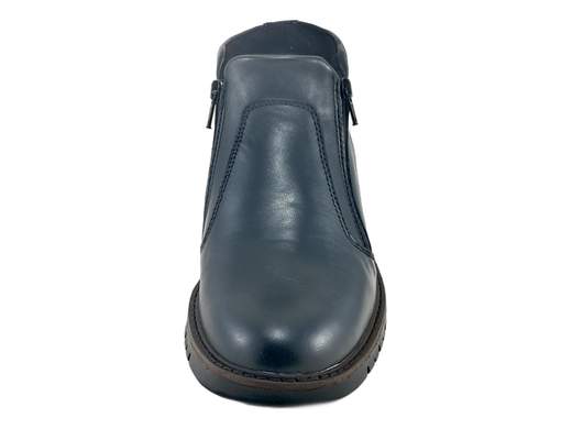 Stivaletti in pelle nera con doppia zip, soletta memory foam e fondo leggero: comfort ideale per l’inverno, lavoro e uso quotidiano.<br /><br />Questi stivaletti in morbida pelle nera sono progettati per offrire comfort, praticità e stile durante tutta la stagione invernale.<br />La linea pulita ed elegante, unita all’altezza midi, li rende estremamente versatili: perfetti per outfit casual raffinati, look urbani e contesti professionali.<br /><br />La doppia zip laterale è una caratteristica chiave: consente una calzata rapida e pratica, mantenendo al tempo stesso una tenuta stabile e sicura del piede.<br />All’interno, la soletta estraibile in pelle memory foam assicura ammortizzazione, morbidezza e supporto costante, anche dopo molte ore di utilizzo.<br /><br />Il fondo in poliuretano leggero e flessibile accompagna la camminata in modo naturale, riducendo l’affaticamento e rendendo questi stivaletti ideali per lunghe giornate in città, in ufficio o nel tempo libero.<br /><br />Una calzatura affidabile e ben costruita, pensata per chi cerca comodità prolungata senza rinunciare a un’estetica sobria e curata.<br /><br />Sceglili ora e affronta l’inverno con uno stivaletto comodo, pratico e adatto a ogni giornata.