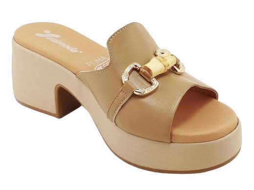 Ciabatte donna Susimoda 1417/39 con PIUMA GEL, tomaia in pelle e tacco comodo. Eleganza e comfort Made in Italy.<br /><br />Le ciabatte SUSIMODA 1417/39 nascono per chi ama unire eleganza e benessere anche nelle uscite quotidiane. La morbida fascia in pelle, impreziosita da un raffinato accessorio dorato, dona un look chic e curato, ideale per completare outfit estivi con un tocco distintivo.<br /><br />Il sottopiede PIUMA GEL in pelle imbottita offre una morbidezza sorprendente ad ogni passo, mentre il fondo in poliuretano con tacco/plateau da 6 cm slancia la silhouette garantendo comunque stabilità e leggerezza.<br /><br />Una calzatura pensata per sentirsi comode ma sempre con stile, dal passeggio al tempo libero. Ovviamente Made in Italy.<br /><br />Pronta a uscire con eleganza senza rinunciare alla comodità?