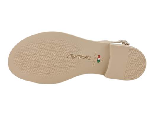 Scopri i Sandali Bassi Donna NeroGiardini E410462D in pelle bicolore, comodi e chic, su Laporta Calzature. Acquista ora!<br /><br />I Sandali Bassi Donna NeroGiardini E410462D, disponibili su Laporta Calzature, combinano un design ricercato con un comfort eccezionale. <br />Realizzati in pelle bicolore, questi sandali presentano un cinturino ad incrocio sul collo del piede che assicura una calzata stabile e confortevole. <br />Il sottopiede in pelle imbottito offre un ulteriore livello di comfort, perfetto per un uso prolungato. Con un tacco basso di 2,5 cm, questi sandali offrono eleganza senza compromettere la comodità. <br />Un must-have del guardaroba femminile, che incarna la qualità e lo stile del Made in Italy. <br />Rinnova il tuo look con un tocco di classe, acquista ora su Laporta Calzature!