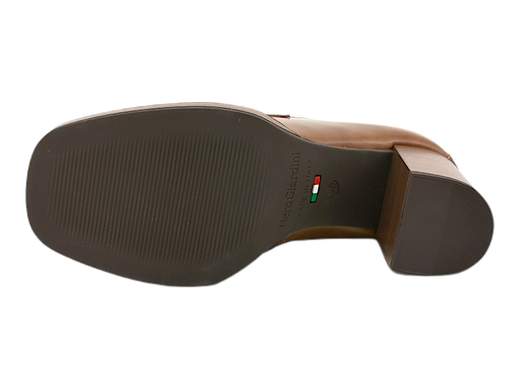 Eleva il tuo stile con il mocassino raffinato da donna NeroGiardini I205060D. Realizzato in pregiata pelle con un elegante accessorio catena, questo mocassino offre un tacco a blocco di 8 cm e un plateau da 1 cm per una camminata sicura e comoda. La suola in gomma antiscivolo assicura una stabilità ottimale. Questo capolavoro italiano unisce moda e funzionalità per una calzatura sofisticata adatta a ogni occasione. Scopri l'artigianalità italiana con NeroGiardini.