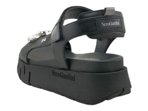 Sandali NeroGiardini con platform e maxi pietre brillanti: sportivi, glam e super comodi. Perfetti per brillare tutti i giorni. Made in Italy!<br /><br />Chi ha detto che i sandali sportivi da donna non possono essere anche un concentrato di glamour e brillantezza? I NeroGiardini E410707D smentiscono tutto, con un look che grida “sono comoda, ma anche un incanto”.<br /><br />Realizzati interamente in pelle premium, con cinturino alla caviglia regolabile a strappo (zero complicazioni), questi sandali sfoggiano una fascia anteriore decorata con 3 maxi pietre luminose—per brillare come si deve, anche a 30 gradi all’ombra.<br /><br />Il cinturino posteriore imbottito a cuscinetto coccola il tallone, mentre il sottopiede in pelle sagomato e imbottito ti accompagna per ore senza un lamento. Il fondo platform in gomma da 5,5 cm, con logo in bella vista, ti regala quei centimetri in più senza sacrificare la stabilità.<br /><br />Perfetti per look sportivi chic, outfit casual ma curati, o per dare una svolta luminosa anche alla giornata più grigia.<br />Comfort stellare, stile unico e qualità Made in Italy: questi sono i tuoi nuovi sandali preferiti.