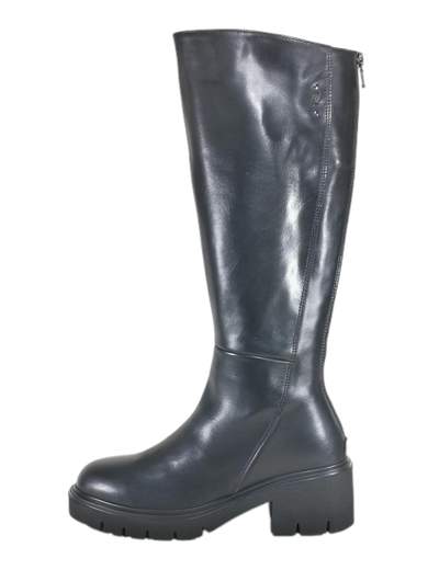 Stivali donna NeroGiardini in pelle nera con tacco comodo e fondo carrarmato leggero. Eleganti, grintosi e super pratici. Made in Italy.<br /><br />Se cerchi uno stivale che non ti tradisca mai, e magari ti faccia anche un po’ sentire protagonista, questi NeroGiardini in pelle nera fanno proprio al caso tuo. Morbidissimi al tatto e comodissimi ai piedi, sono Made in Italy come garanzia d’affidabilità.<br /><br />All’interno trovi una fodera in pelle che ti coccola durante tutta la giornata. E il sottopiede? Un plantare memory estraibile che si adatta a te come se ti conoscesse da sempre.<br /><br />Il fondo carrarmato ultraleggero ti permette di affrontare pioggia, vento, sampietrini e qualsiasi altra insidia urbana. Il tacco a blocco da 5 cm mantiene l’equilibrio perfetto tra slancio ed equilibrio.<br /><br />La zip posteriore dona quel look pulito tipico dello stivale a tubo… ma senza farti sudare sette camicie per infilarlo. Grintosi ma eleganti, comodi ma raffinati: lo stivale ideale per passare dall’ufficio alla serata fuori senza cambiare passo e senza perdere stile.<br /><br />Non aspettare: aggiungili al carrello e porta ai tuoi outfit un bel po’ di carattere Made in Italy.