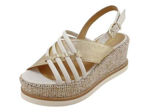 Sandali con zeppa Gianmarco Sorelli: pelle effetto foglia oro, comfort leggero e dettagli ricercati. Comodi, chic e Made in Italy.<br /><br />Hai detto zeppa con stile? Ecco i Gianmarco Sorelli 3027/JIL/XLG, quei sandali che metti una volta e non togli più — a meno che tu non voglia rovinare l’effetto “diva rilassata”.<br /><br />Le fasce incrociate in pelle bicolore color off white e oro, con effetto foglia dorata, sono pura luce ai piedi. Un tocco glam che non passa inosservato, ma senza esagerare (la sobrietà di chi sa brillare senza urlare). Il cinturino slingback regolabile garantisce stabilità anche quando corri… verso l’ultima fetta di torta al brunch.<br /><br />Comfort? Check. Il sottopiede in pelle imbottito coccola il piede, mentre la zeppa da 6,5 cm è fasciata in tessuto effetto juta melange – per dare quell’aria naturale, boho, ma super curata. E la suola Extralight in gomma fa il resto: morbida, leggera, quasi dimentichi di averli ai piedi.<br /><br />Perfetti come sandali con zeppa eleganti, ideali per look estivi raffinati, eventi informali o semplicemente per sentirsi splendide… anche solo andando a fare la spesa.<br />*Made in Italy*, ovviamente. Perché il vero stile parte da sotto.