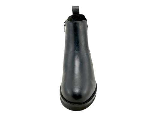 Scopri gli Stivaletti Donna CINZIA Soft IV9822319 in pelle stile Chelsea con zip laterale e tacco a blocco da 5 cm. Eleganti e comodi, acquistali ora! <br /><br />Gli Stivaletti Donna CINZIA Soft IV9822319, disponibili su Laporta Calzature, combinano il fascino intramontabile dello stile Chelsea con la praticità moderna. <br />Realizzati in pelle di qualità, presentano un elastico laterale che ne esalta il design classico e una pratica zip per una calzata semplice e veloce. <br />Il sottopiede imbottito in pelle garantisce un comfort ottimale, mentre la suola in gomma antiscivolo con tacco a blocco di 5 cm offre leggerezza e stabilità, ideali per affrontare la giornata senza rinunciare allo stile. <br />Perfetti per il lavoro o per una serata spensierata con gli amici. <br />Scegli comodità e raffinatezza: acquista ora su Laporta Calzature e completa il tuo outfit con un tocco di classe!