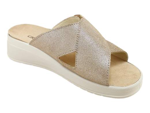 Ciabatte donna zeppa Grunland CE0460 DIDA in camoscio laminato con plantare estraibile RE-SOFT. Comode, leggere e regolabili per ogni occasione.<br /><br />Ciabatte da donna Grunland CE0460 DIDA: un mix di comfort e brillantezza che conquista subito. La tomaia a fasce incrociate in camoscio laminato, arricchita da dettagli in camoscio con borchiette, dona un tocco glam senza rinunciare alla praticità.<br /><br />Grazie alla chiusura completamente apribile a strappo, la calzata è sempre regolata su misura, per adattarsi ad ogni esigenza. Il plantare imbottito RE-SOFT in pelle, estraibile e sostituibile, garantisce il massimo del comfort anche a chi utilizza un plantare personale.<br /><br />La zeppa in poliuretano da 4 cm è leggera, stabile e ammortizzante, perfetta per accompagnarti nelle tue giornate con passo sicuro e rilassato.<br /><br />Scegli le Grunland CE0460: la ciabatta che unisce comodità, leggerezza e quel pizzico di stile che non guasta mai.