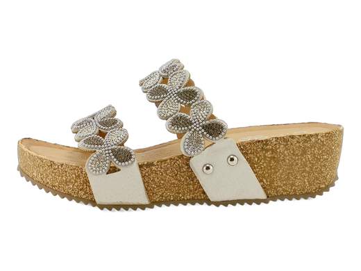 Brilla con le ciabatte donna CINZIA Soft CI1003: comfort e stile per ogni occasione. Provale subito e conquista ogni passo!<br /><br />Pronte a far scintillare ogni passo? Le ciabatte donna CINZIA Soft CI1003 sfoggiano due morbide strisce che avvolgono il piede con delicatezza, impreziosite da una miriade di piccoli strass bicolore che catturano la luce ad ogni movimento.<br /><br />Il sottopiede in pelle, imbottito e morbidissimo, regala un comfort che ti farà dimenticare di averle ai piedi. La zeppa in gomma da 4,5 cm offre sostegno e praticità, accompagnandoti in ogni occasione.<br /><br />Perfette per outfit casual o sportivi, ideali per passeggiate e vacanze: ovunque serva comodità senza rinunciare allo stile. Non aspettare: infilale e goditi la tua estate con passo brillante!