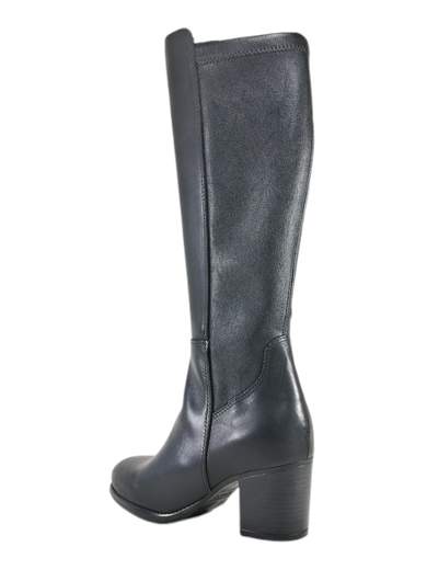 Stivali IGI&CO donna in pelle elasticizzata con tacco a blocco. Caldi, comodi e Made in Italy, ideali per l’inverno e l’uso quotidiano.<br /><br />Questi stivali IGI&CO sono pensati per chi cerca eleganza invernale senza rinunciare al comfort. La tomaia in pelle liscia sul davanti e sul tallone dona una linea raffinata, mentre il gambale posteriore in pelle elasticizzata assicura una vestibilità più adattabile, perfetta anche per polpacci più robusti.<br /><br />La fodera in caldo tessuto tecnico avvolge il piede nelle giornate fredde, mentre la soletta in pelle imbottita accompagna la camminata con una sensazione di morbidezza continua. Il tacco a blocco da 6 cm garantisce stabilità e comfort anche dopo molte ore, rendendo la calzata sorprendentemente confortevole.<br /><br />La suola in gomma antiscivolo offre sicurezza su ogni superficie, mentre il design elegante rende questi stivali ideali dall’ufficio alle uscite serali. Un modello affidabile, femminile e versatile, espressione autentica del Made in Italy firmato IGI&CO.<br /><br />Sceglili per affrontare l’inverno con stile, comfort e personalità.