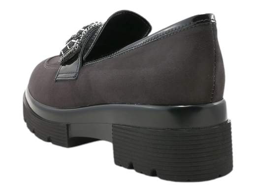 Esplora l'eleganza senza tempo con il mocassino da donna Cinzia Soft MM4836. Questo mocassino, confezionato con cura utilizzando camoscio e vernice, si distingue per il suo design accattivante arricchito da un raffinato accessorio di pietre in tinta. Grazie al sottopiede imbottito in pelle, garantisce comfort prolungato e una sensazione di lusso ad ogni passo. Con un fondo carrarmato alto 5 cm, unisce stile e praticità, offrendo un tocco di altezza senza compromettere il comfort. Scegli il Cinzia Soft MM4836 per un look sofisticato e un comfort duraturo.