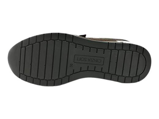 Esplora lo stile e il comfort con le sneakers donna Cinzia Soft IV2520320. Queste sneakers si distinguono per il design sofisticato: realizzate in camoscio con inserti lucidi stampati, offrono un look unico e accattivante. Dotate di due chiusure lampo laterali per una calzata rapida e comoda, queste sneakers uniscono praticità e stile. Il sottopiede imbottito in pelle, estraibile per una pulizia agevole, assicura un comfort straordinario, mentre il fondo ginnico alto 5,5 cm aggiunge un tocco di elevazione alla tua camminata. Scegli queste sneakers per un look distintivo che ti accompagna in ogni momento, unendo design innovativo e comfort eccezionale.