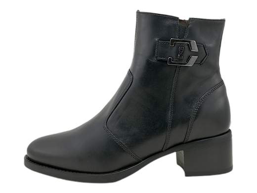 Scopri l'eleganza senza tempo con il tronchetto da donna NeroGiardini I308232D. Realizzato interamente in pelle e impreziosito da un raffinato accessorio metal, questo tronchetto è il perfetto connubio tra stile e comfort. Il sottopiede in pelle estraibile DryGo assorbe l'umidità, garantendo comfort e benessere ad ogni passo. La suola in gomma offre una presa sicura, mentre il tacco comodo alto 4 cm aggiunge un tocco di sofisticatezza. Questo tronchetto Made in Italy è la scelta ideale per una donna moderna e raffinata. Acquista ora e vivi l'autentica bellezza italiana.