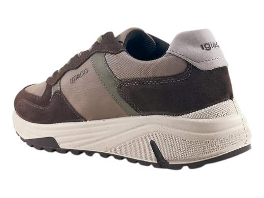 Sneakers uomo in pelle bicolore, leggere e ammortizzate, ideali per camminare a lungo con comfort e stile casual raffinato.<br /><br />Queste sneakers da uomo sono pensate per chi cerca comfort prolungato, leggerezza e uno stile casual curato, perfetto per l’uso quotidiano. La tomaia è realizzata in pelle bicolore scamosciata color caffè abbinata a nabuk tortora, una combinazione elegante e moderna che si adatta facilmente a diversi outfit urbani e informali.<br /><br />La calzata risulta comoda e confortevole fin dal primo utilizzo, grazie alla soletta estraibile in pelle memory foam, che assicura ammortizzazione, sostegno e una sensazione di benessere costante anche dopo molte ore. La chiusura con lacci a 6 fori permette una regolazione precisa e stabile, adattandosi a diverse forme del piede.<br /><br />Il vero punto di forza è il fondo running in poliuretano alto 4 cm, progettato per offrire leggerezza, flessibilità e un’elevata capacità ammortizzante. La forma sportiva del fondo favorisce una naturale proiezione del peso in avanti, rendendo queste sneakers particolarmente adatte a lunghe camminate, spostamenti urbani e utilizzo prolungato durante la giornata.<br /><br />Versatili, pratiche e confortevoli, sono ideali per un uso casual quotidiano, dal lavoro informale al tempo libero, senza rinunciare alla qualità e alla cura dei dettagli.<br />Sceglile ora se cerchi una sneaker affidabile, comoda e pronta a seguirti tutto il giorno.<br />Made in Italy.