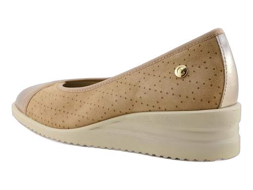 Scarpa comfort da donna Cinzia Soft in camoscio micro traforato taupe e pelle laminata sabbia, con plantare estraibile e zeppa flessibile da 3,5 cm.