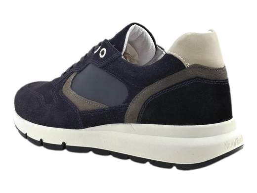 Sneakers uomo NeroGiardini in camoscio e materiale tecnico. Comode, traspiranti e versatili, con suola antiscivolo. Scopri su Laporta Calzature! Made in Italy. <br /><br />Le sneakers NeroGiardini I400420U sono il connubio perfetto tra stile e praticità. <br />Realizzate con tomaia in camoscio e materiale tecnico, e con fodera in pelle, offrono un comfort superiore grazie al sottopiede imbottito estraibile DryGo, che garantisce traspirabilità e igiene per tutta la giornata. <br />La suola in gomma antiscivolo e la chiusura con lacci completano un design minimale e raffinato, ideale per il lavoro e il tempo libero. <br />Un must-have per il guardaroba maschile, queste sneakers sono pronte ad accompagnarti ovunque. <br />Scoprile ora su Laporta Calzature e aggiungi un tocco Made in Italy al tuo stile!
