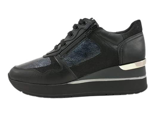 Esplora lo stile e il comfort con le sneakers donna Cinzia Soft IV2518913. Queste sneakers di alta qualità combinano la pelle e il camoscio con dettagli lucidi stampati, creando un design unico e accattivante. La chiusura lampo con regolazione dei lacci assicura una vestibilità personalizzata e facile da indossare. Il sottopiede imbottito in pelle, estraibile per una pulizia semplice, garantisce un comfort straordinario. Con un fondo ginnico alto di 5,5 cm, queste sneakers offrono non solo uno stile distintivo ma anche un supporto extra alla tua camminata. Scegli le Cinzia Soft IV2518913 per un'esperienza di indossabilità superiore, combinando moda e comfort in modo impeccabile.