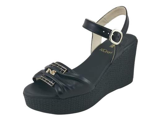 Sandalo donna NeroGiardini in nappa nera con zeppa 8 cm, dettagli gioiello dorati e sottopiede memory imbottito per massimo comfort e stile urban raffinato.