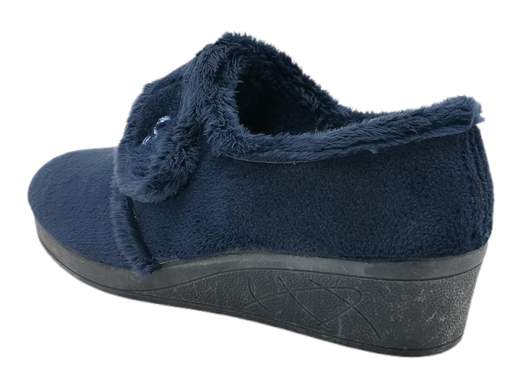 Pantofole donna CINZIA Soft in velluto con bordo in pelliccia, chiusura a strappo e zeppa da 4 cm. Calde, comode e chic. Scoprile su Laporta Calzature! <br /><br />Le pantofole CINZIA Soft IEA3801 non sono solo per casa, sono un abbraccio per i tuoi piedi! Realizzate in velluto con un elegante bordo in pelliccia, hanno un design a mocassino con pratica chiusura a strappo per una calzata perfetta. <br />L’interno in tessuto spesso e caldo è una coccola, soprattutto per chi ha sempre i piedi freddi. <br />E non è finita qui: la zeppa di 4 cm ti regala quel tocco di altezza e la suola in gomma naturale antiscivolo è ideale anche per una rapida uscita all’esterno. <br />Con queste pantofole, stile e comfort vanno a braccetto. Scoprile su Laporta Calzature e fai felici i tuoi piedi!