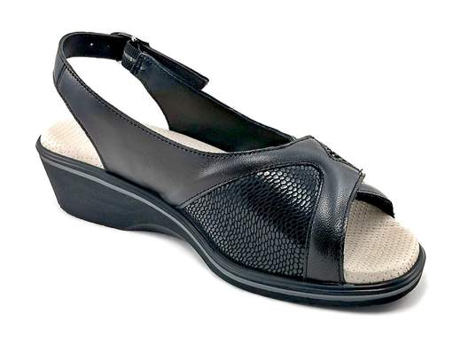 Scopri i Sandali Donna Susimoda 29080/14 con tomaia elasticizzata e regolazione a strappo, comodi e ideali per piedi problematici, su Laporta Calzature. Acquista ora!<br /><br />I Sandali Donna Susimoda 29080/14, disponibili su Laporta Calzature, sono progettati per offrire comfort a chi ha piedi problematici. <br />La tomaia elasticizzata, in morbida pelle e materiale stretch, assicura una perfetta adattabilità, mentre la regolazione a strappo in pianta facilita la calzata. Piccoli strass decorativi aggiungono un tocco di eleganza. Chiusura regolabile posteriore con fibbia (+ elastico).<br />Il fondo zeppa di 4 cm in gomma micro è leggerissimo, garantendo stabilità e leggerezza. Il morbido plantare PIUMAGEL in pelle offre un comfort eccezionale per tutto il giorno. <br />Questi sandali, Made in Italy, sono ideali per un look pratico ma raffinato, perfetti sia per il giorno che per occasioni più eleganti. <br />Aggiungi comfort e stile al tuo guardaroba, acquista ora su Laporta Calzature!