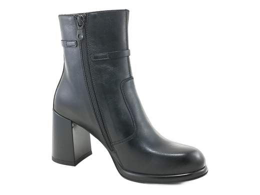 Tronchetti NeroGiardini in pelle nera con cinturini dorati e tacco 7,5 cm. Eleganti, comodi e grintosi per ufficio e sera. Made in Italy.<br /><br />Questi tronchetti NeroGiardini sanno come farsi notare con eleganza. La pelle liscia nera è arricchita da due sottili cinturini con fibbiette dorate che avvolgono il gambale, regalando un tocco brillante e raffinato senza mai esagerare.<br /><br />All’interno trovi solo comfort: fodera in pelle e sottopiede memory in pelle imbottito, per una calzata piacevole e stabile anche a fine giornata. Il tacco a blocco da 7,5 cm, accompagnato da un plateau di 1 cm, slancia la figura ma resta sorprendentemente comodo grazie anche alla punta arrotondata.<br /><br />La zip laterale interna rende la calzata pratica e veloce, mentre la suola in gomma antiscivolo assicura sicurezza ad ogni passo. Sono tronchetti che sanno essere grintosi e raffinati allo stesso tempo, perfetti per valorizzare look eleganti ma anche outfit più disinvolti.<br /><br />Dall’ufficio alle uscite serali, quando il tacco fa davvero la differenza. Ovviamente Made in Italy.<br /><br />Se cerchi un tronchetto capace di unire stile, personalità e comfort, questo modello ti conquisterà al primo passo.