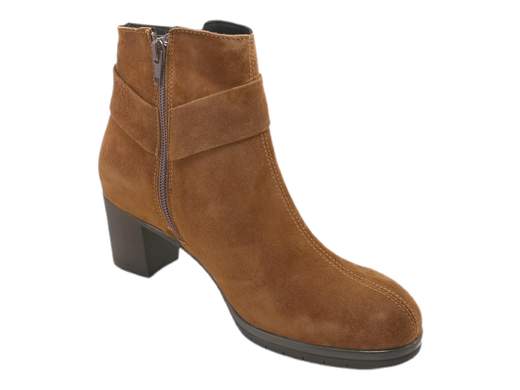 Scopri i Tronchetti Donna Susimoda 84210/81 in camoscio con cinturino e accessorio metal, comodi ed eleganti con tacco a blocco di 5,5 cm. Acquista ora! <br /><br />I Tronchetti Donna Susimoda 84210/81, disponibili su Laporta Calzature, uniscono comfort e stile in un design raffinato e versatile. <br />Realizzati in camoscio invernale di qualità, questi tronchetti sono impreziositi da un elegante cinturino alla caviglia con un grazioso accessorio metal, che aggiunge un tocco di classe. <br />La pratica zip laterale consente una calzata rapida e senza sforzo, ideale per le giornate piene ma sempre all'insegna dell'eleganza. <br />Il sottopiede imbottito in pelle assicura un comfort duraturo, mentre la suola in gomma antiscivolo e il tacco a blocco di 5,5 cm offrono stabilità e un pizzico di altezza. <br />Perfetti per un outfit da ufficio o per una serata spensierata con gli amici. <br />Scegli raffinatezza e praticità: acquista ora su Laporta Calzature e rendi unico ogni passo!
