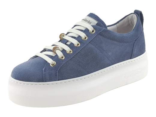 Elegante scarpa sportiva donna NeroGiardini in pelle scamosciata con accessori strass ambrati, suola platform 4 cm e plantare memory foam DryGo per massimo comfort.
