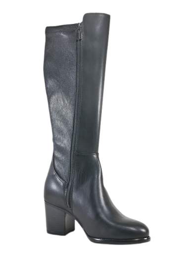 Stivali IGI&CO donna in pelle elasticizzata con tacco a blocco. Caldi, comodi e Made in Italy, ideali per l’inverno e l’uso quotidiano.<br /><br />Questi stivali IGI&CO sono pensati per chi cerca eleganza invernale senza rinunciare al comfort. La tomaia in pelle liscia sul davanti e sul tallone dona una linea raffinata, mentre il gambale posteriore in pelle elasticizzata assicura una vestibilità più adattabile, perfetta anche per polpacci più robusti.<br /><br />La fodera in caldo tessuto tecnico avvolge il piede nelle giornate fredde, mentre la soletta in pelle imbottita accompagna la camminata con una sensazione di morbidezza continua. Il tacco a blocco da 6 cm garantisce stabilità e comfort anche dopo molte ore, rendendo la calzata sorprendentemente confortevole.<br /><br />La suola in gomma antiscivolo offre sicurezza su ogni superficie, mentre il design elegante rende questi stivali ideali dall’ufficio alle uscite serali. Un modello affidabile, femminile e versatile, espressione autentica del Made in Italy firmato IGI&CO.<br /><br />Sceglili per affrontare l’inverno con stile, comfort e personalità.