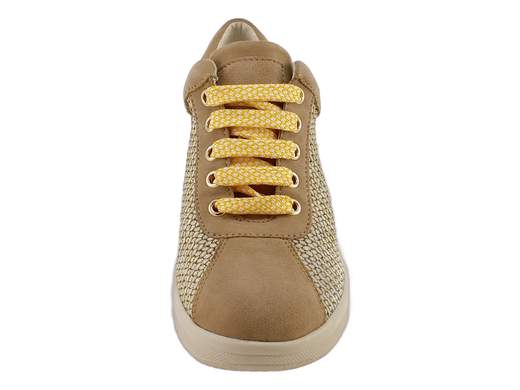 Scarpa stringata da donna Cinzia Soft con tomaia fresca in raffia sand, zeppa di 5 cm e soletta in pelle estraibile per il massimo comfort estivo.