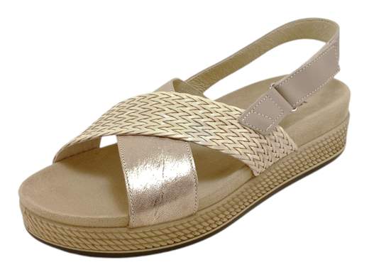 Scopri i Sandali Donna IGI&CO 5672722 in pelle metallizzata e intrecciata, comodi e pratici, su Laporta Calzature. Acquista ora!<br /><br />I Sandali Donna IGI&CO 5672722, disponibili su Laporta Calzature, sono perfetti per chi cerca comfort e stile per tutto il giorno. <br />La tomaia ad incrocio combina pelle metallizzata e pelle intrecciata color sabbia, creando un look moderno ed elegante. <br />Il comodo fondo platform di 3 cm in poliuretano leggero e flessibile garantisce un effetto ammortizzante per una camminata confortevole. <br />Il sottopiede in tessuto antiscivolo e il cinturino posteriore con chiusura a strappo assicurano una calzata stabile e pratica. <br />Made in Italy, questi sandali uniscono qualità e comodità, rendendoli ideali per l'uso quotidiano. <br />Aggiungi un tocco di eleganza al tuo stile, acquista ora su Laporta Calzature!