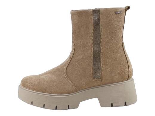 Stivaletti Igi&Co in pelle scamosciata fango con strass, fondo carrarmato leggero e comfort elevato. Stile raffinato Made in Italy.<br /><br />Questi stivaletti Igi&Co Stefy uniscono carattere e femminilità con grande naturalezza. La tomaia in pelle scamosciata color fango dona un’eleganza morbida e versatile, arricchita da una delicata banda di piccoli strass sul gambale esterno che illumina il look senza eccessi, nel segno del Made in Italy.<br /><br />All’interno, la soletta in pelle imbottita ed estraibile assicura traspirabilità e una piacevole sensazione di morbidezza, mantenendo il piede asciutto e rilassato anche dopo molte ore. La calzata è comoda e accogliente, ideale per accompagnarti durante tutta la giornata.<br /><br />La zip laterale rende la calzata pratica, mentre il fondo carrarmato in poliuretano da 5 cm è leggero e ammortizzante, perfetto per affrontare l’inverno con stabilità e comfort. Un dettaglio che aggiunge grinta senza rinunciare allo stile.<br /><br />Stivaletti casual ma curati, perfetti dall’ufficio alle uscite serali, per completare outfit raffinati con un tocco luminoso.<br />Indossali e lasciati conquistare da un comfort che non rinuncia allo stile.