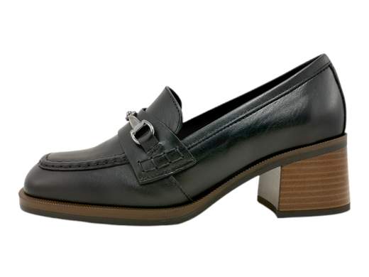 Scopri i Mocassini Donna NeroGiardini I308180D in pelle con accessorio metal brunito, comodi e versatili, su Laporta Calzature. Acquista ora!<br /><br />I Mocassini Donna NeroGiardini I308180D, disponibili su Laporta Calzature, combinano eleganza e comfort, perfetti per ogni momento della giornata, dal lavoro a una serata speciale. <br />Realizzati interamente in pelle, presentano un accattivante accessorio metallico brunito che aggiunge un tocco di stile. <br />Il plantare imbottito, non estraibile, garantisce comodità, mentre la suola in gomma antiscivolo e il tacco a blocco di 5 cm offrono stabilità e comfort prolungato. <br />Questi mocassini, Made in Italy, rappresentano l'eccellenza dell’artigianato italiano. <br />Rinnova il tuo look con stile e comfort, acquista ora su Laporta Calzature!