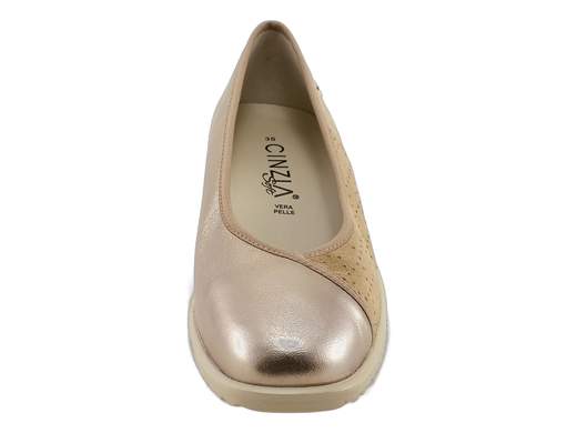 Scarpa comfort da donna Cinzia Soft in camoscio micro traforato taupe e pelle laminata sabbia, con plantare estraibile e zeppa flessibile da 3,5 cm.