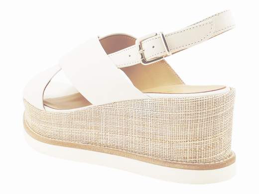 Sandali con zeppa Gianmarco Sorelli: pelle morbida, rafia chic e comfort Extralight. Eleganza Made in Italy che si fa notare (e sentire bene).<br /><br />Quando il caldo chiama, Gianmarco Sorelli 2153/JIL/XLG risponde con classe, comodità e una zeppa che fa il suo dovere... con stile.<br />Le fasce incrociate in morbida pelle abbracciano il piede con decisione ma con dolcezza (tipo carezza ben studiata), mentre il cinturino slingback con fibbia regala la tenuta perfetta anche quando sei di corsa – verso un aperitivo, ovviamente.<br /><br />Il sottopiede in pelle imbottito, il vero alleato delle tue giornate infinite, incontra una zeppa da 6,5 cm fasciata in elegante tessuto di rafia, per un look che grida "vacanze mediterranee" anche in città.<br /><br />A completare il tutto, la suola in gomma Extralight: leggera, ammortizzante, praticamente un cuscino sotto i piedi.<br />Perfetti come sandali con zeppa eleganti, ideali per look chic ma casual, questi sandali *Made in Italy* sono un concentrato di artigianalità, gusto e comfort da portare con disinvoltura ovunque. Anche in quel posto dove il dress code è "comoda ma favolosa".