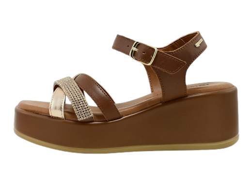 Esalta la tua eleganza con questo sandalo zeppa da donna di Igi&Co 3687111. Realizzato in Italia con pelle pregiata e un tocco di glamour grazie all'inserto cipria e agli strass. Il cinturino alla caviglia con fibbia offre una calzata sicura. Il sottopiede imbottito in pelle memory foam garantisce un comfort eccezionale, mentre la zeppa rivestita in pelle di 6 cm aggiunge altezza senza sacrificare il benessere. Aggiungi un tocco di lusso made in Italy al tuo guardaroba con questo sandalo.