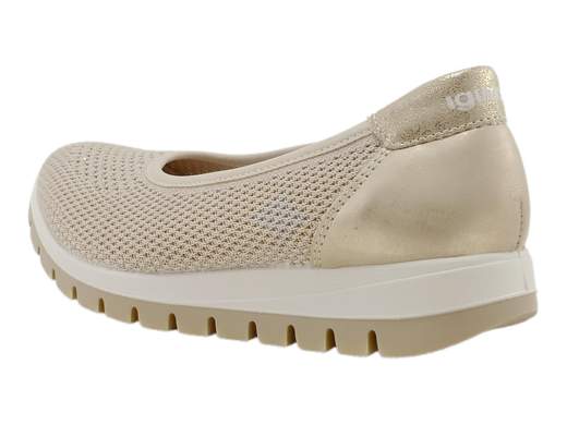 Ballerine IGI&CO Ellen 7658522 in tessuto a rete crema con inserti in pelle platino, plantare estraibile e suola ammortizzante. Scoprile su Laporta Calzature! <br /><br />Leggere, fresche e super chic! Le ballerine IGI&CO Ellen 7658522 sono la scelta perfetta per chi ama il comfort senza rinunciare allo stile. <br />Realizzate in tessuto a rete traspirante color crema con eleganti inserti in pelle platino, offrono un look raffinato e versatile. <br />Il plantare imbottito estraibile garantisce un appoggio confortevole, mentre il fondo platform da 3 cm, leggero e ammortizzante, regala un tocco di slancio in più. <br />Made in Italy, perfette per le giornate più calde! Disponibili su Laporta Calzature, non lasciartele scappare!