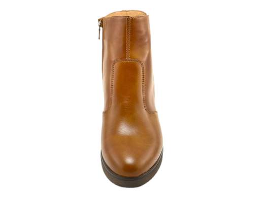 Scopri i Tronchetti Donna NeroGiardini I411200D in pelle, eleganti e pratici con tacco di 7 cm e zip laterale. Acquista ora su Laporta Calzature!<br /><br />I Tronchetti Donna NeroGiardini I411200D, disponibili su Laporta Calzature, sono il mix perfetto di stile, comfort e versatilità. Realizzati interamente in pelle di qualità, questi tronchetti esprimono un’eleganza senza tempo, ideale per completare ogni look. <br />La comoda zip laterale rende la calzata rapida e senza sforzo, mentre il sottopiede imbottito in pelle garantisce un comfort che dura tutto il giorno. <br />La suola in gomma, con tacco di 7 cm e plateau di 1,5 cm, ti offre un tocco di altezza e sicurezza, perfetti per affrontare sia una lunga giornata in ufficio che una serata speciale. <br />Dai un tocco di grinta e raffinatezza al tuo stile: acquista ora su Laporta Calzature e fai ogni passo con classe!