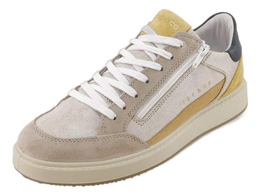 IGI&CO 7623311 Santiago: sneakers uomo in pelle scamosciata, zip laterale e comfort assoluto. Stile casual Made in Italy.<br /><br />Le sneakers uomo IGI&CO 7623311 Santiago sono la scelta perfetta se cerchi scarpe comode ma con un carattere deciso. Realizzate in pelle scamosciata con una combinazione di colori originale — sabbia, senape e blu — sanno farsi notare senza perdere eleganza.<br /><br />All’interno trovi fodera in pelle morbida per un comfort che dura tutto il giorno. L’allacciatura a 7 fori ti garantisce una calzata personalizzata, mentre la zip laterale è la scorciatoia geniale per quando sei di fretta.<br /><br />Il plantare in pelle estraibile ti assicura igiene e freschezza, mentre il fondo in poliuretano leggero, flessibile e ammortizzante rende queste sneakers perfette per il lavoro, il tempo libero e i viaggi.<br /><br />In poche parole: sneakers uomo pelle scamosciata, pratiche e resistenti, con la qualità autentica del Made in Italy.<br /><br />Non aspettare oltre: mettile ai piedi e scopri cosa significa unire stile e comodità!
